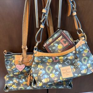 Dooney & Bourke Bee’s 🐝 combo. Medium, small & wallet $125